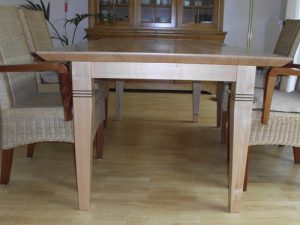 FAGO TISCHLEREI Oldenburg – Tisch Esstisch verlängerbar FAGO TISCHLEREI Oldenburg - Tisch Esstisch verlängerbar. Seitenansicht.