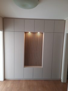 FAGO TISCHLEREI Oldenburg – weißer Einbauschrank mit Eichenstakketen FAGO TISCHLEREI Oldenburg - weißer Einbauschrank mit Eichenstakketen